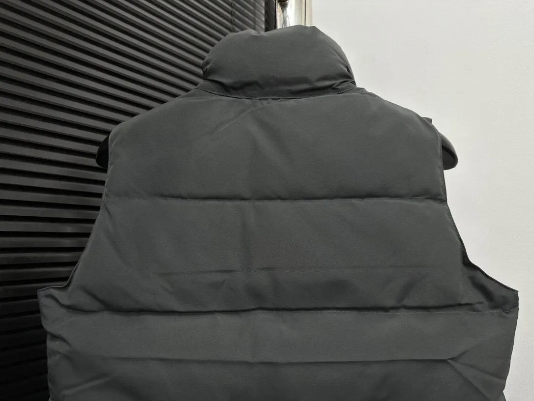 P360 [Canada Goose] Canada Goose #Freestyle Crew 4154M Men’s and Women’s Vest Down# ➖ Imported Behringer embroidery machine with customized 10,000-needle embroidery logo! ➖ Imported 21-count polyester-cotton blended original fabric, using Feather-Light 10D waterproof coating fabric, made of 84.5% polyester fiber and 15.5% cotton, 100% the best feel in the entire network! ➖ The genuine official website uses the national standard 80 white duck down, and will never be misled by false claims such as 90 down or goose down! ➖ 100% nylon nylon lining with double double-layer sealing design to prevent velvet from running away. Top-grade polar fleece is used in the collar and pockets to keep warm and comfortable! ➖ Yoshida YKK provides original custom-made electroplated sliders. YKK two-way lockable zippers are tight and smooth and will not peel off paint! ➖ 3M composite original Velcro is durable, and all accessories and hardware are disassembled and customized! ⛔No slander, no exaggeration, no need for too much copywriting, because it is focused, it is professional!  SIZE: XS S M L XL XXL